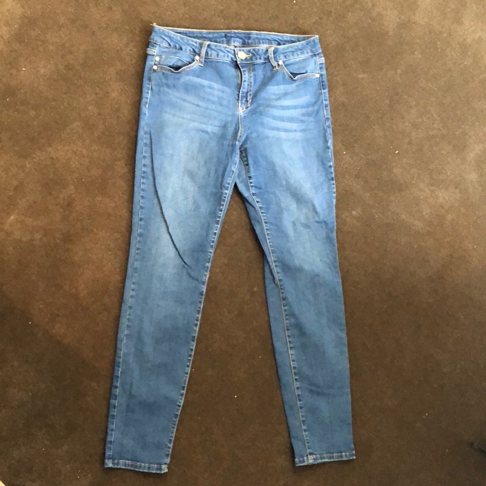 CBLa size 10 medium wash skinny jeans